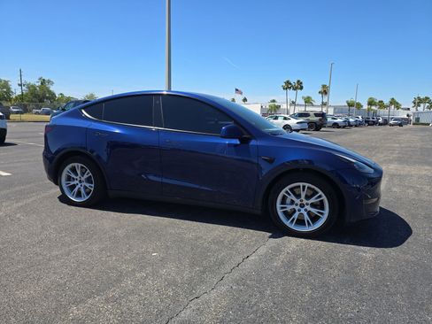 Used 2022 Tesla Model Y Long Range AWD/4WD image 2