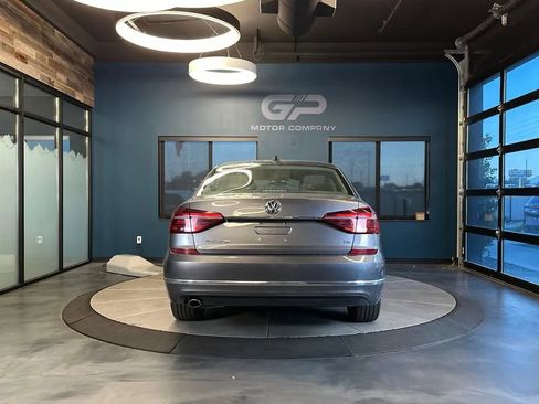 Used 2018 Volkswagen Passat 2.0T SE FWD image 4