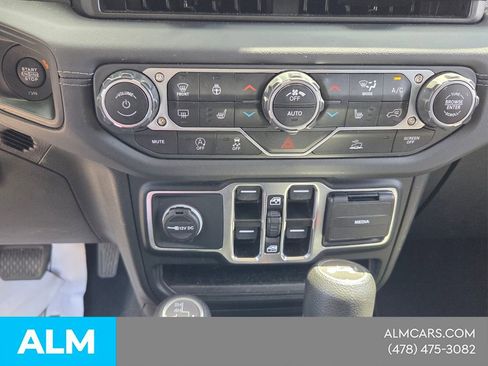 Used 2025 Jeep Wrangler Unlimited Sahara AWD/4WD image 21