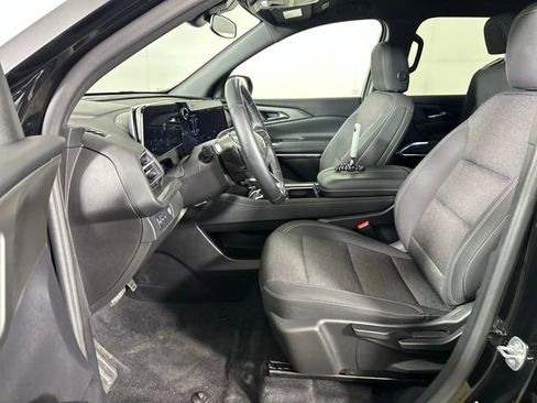 Used 2024 Chevrolet Traverse LS image 11