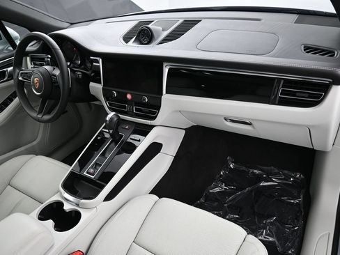 Certified 2025 Porsche Macan AWD/4WD image 33