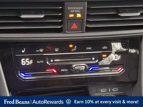 Used 2025 Volkswagen Jetta SE w/ Sunroof Package FWD image 17