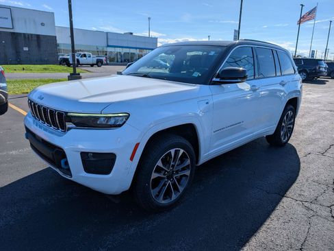 Used 2024 Jeep Grand Cherokee Overland w/ Luxury Tech Group IV AWD/4WD image 4