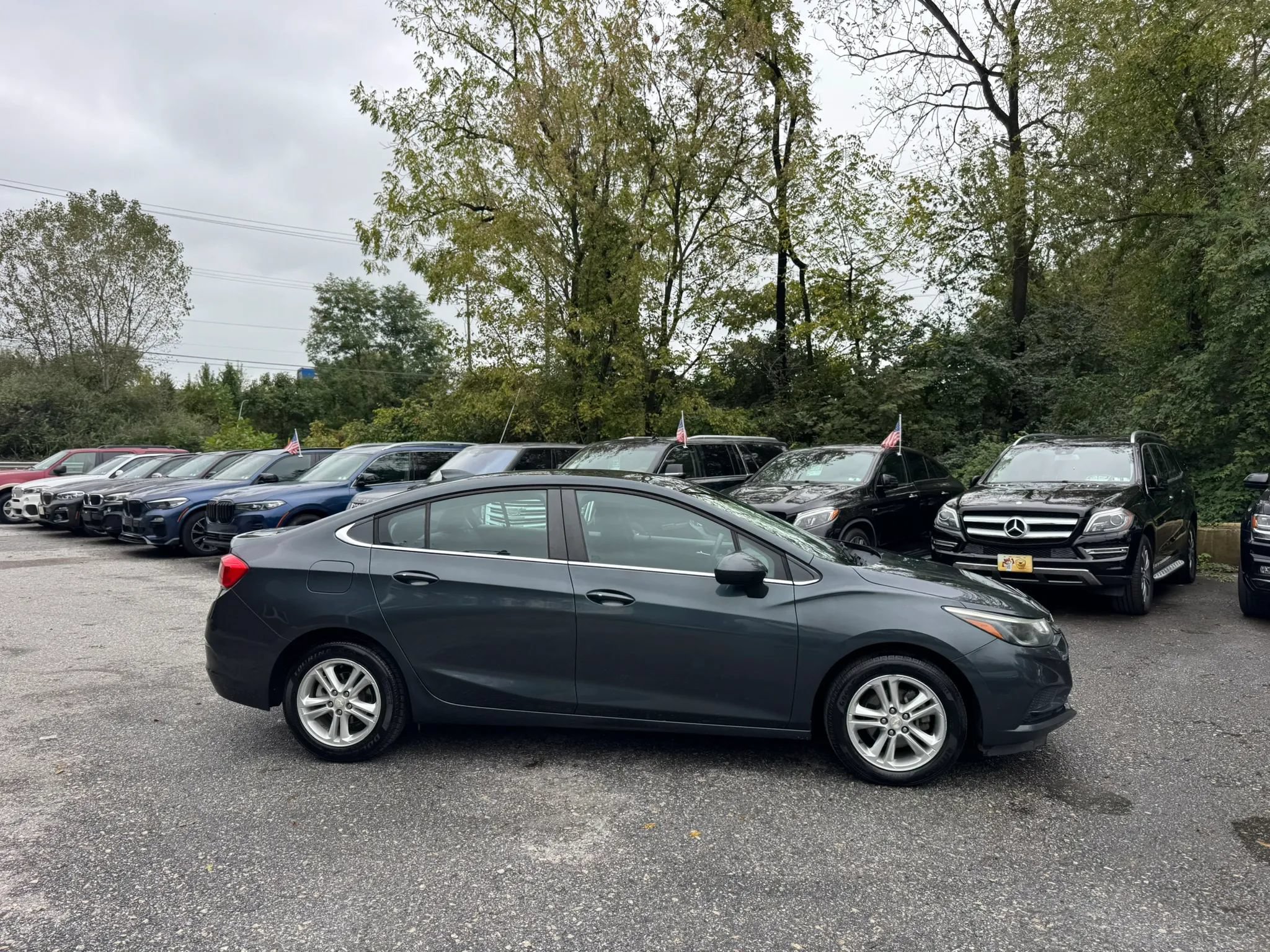 Used 2017 Chevrolet Cruze LT w/ Convenience Package FWD image 4