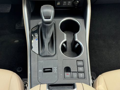 Used 2024 Toyota Highlander XLE image 12