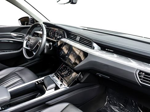 Used 2024 Audi Q8 e-tron Premium Plus image 17