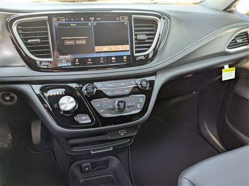 New 2026 Chrysler Pacifica Select image 20