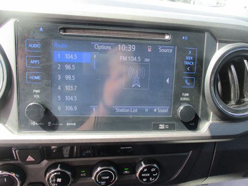Used 2018 Toyota Tacoma TRD Off-Road AWD/4WD image 16