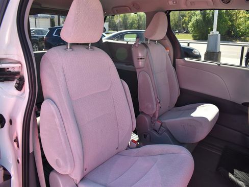 Used 2020 Toyota Sienna LE image 6