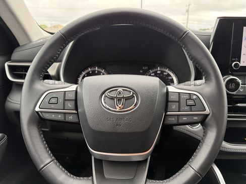 Used 2023 Toyota Highlander XLE AWD/4WD image 14
