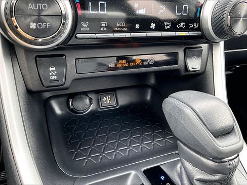 Used 2025 Toyota RAV4 XLE AWD/4WD image 27