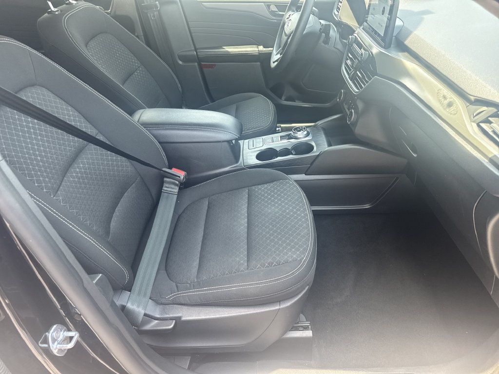 Used 2025 Ford Escape Active AWD/4WD image 13