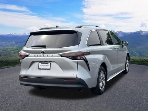 Used 2025 Toyota Sienna LE w/ LE Plus Package AWD/4WD image 5