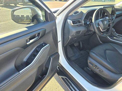 Certified 2024 Toyota Highlander XLE AWD/4WD image 24
