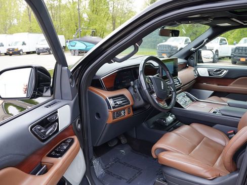 Used 2022 Lincoln Navigator Reserve AWD/4WD image 16
