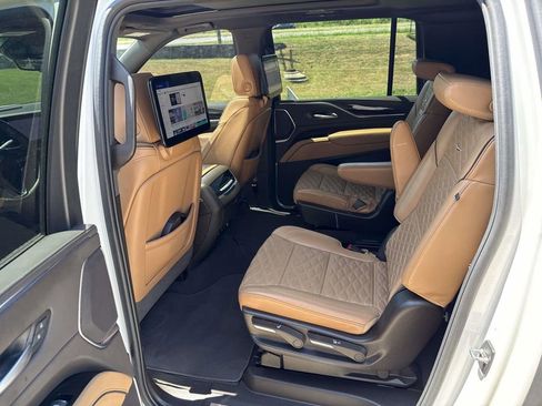 Used 2024 Cadillac Escalade ESV Premium Luxury AWD/4WD image 10