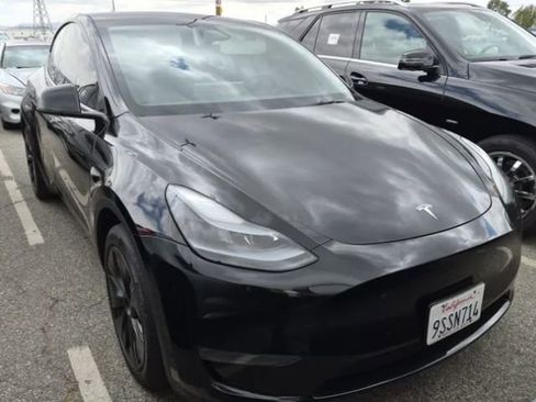 Used 2025 Tesla Model Y Long Range RWD image 1