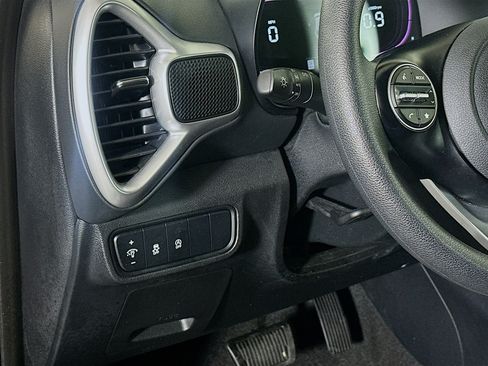 Used 2025 Kia Soul LX w/ LX Technology Package FWD image 17