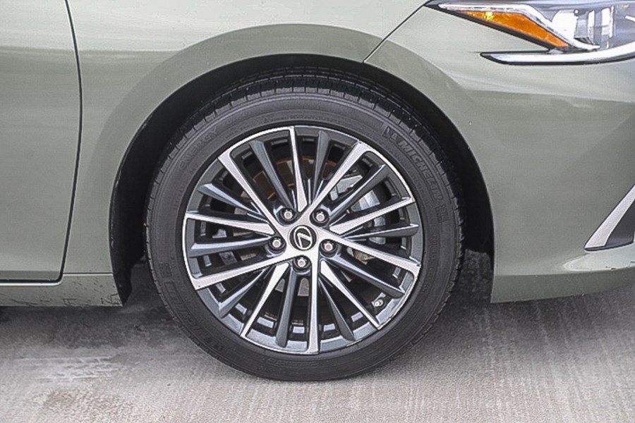 Certified 2025 Lexus ES 300h w/ Premium Package FWD image 10