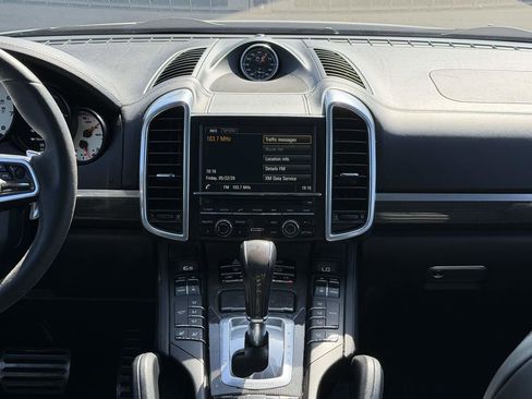 Used 2016 Porsche Cayenne Turbo AWD/4WD image 23