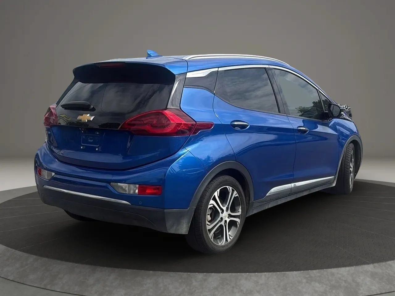 Used 2020 Chevrolet Bolt Premier w/ Infotainment Package FWD image 6