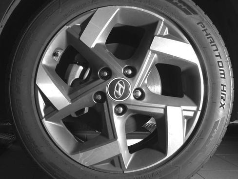 Used 2023 Hyundai Venue Limited FWD image 14