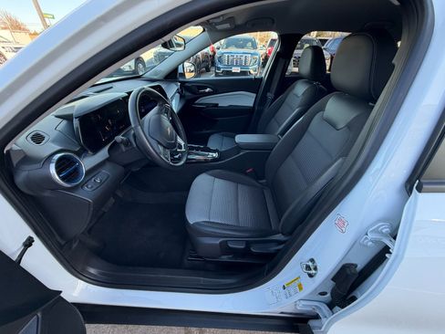 Certified 2025 Chevrolet Trax LT w/ LT Convenience Package image 6