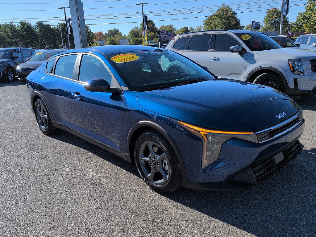 Used 2025 Kia K4 FWD image 1