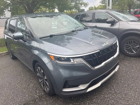 Used 2022 Kia Carnival EX FWD image 1