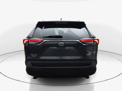 Used 2021 Toyota RAV4 XLE w/ Convenience Package FWD image 5