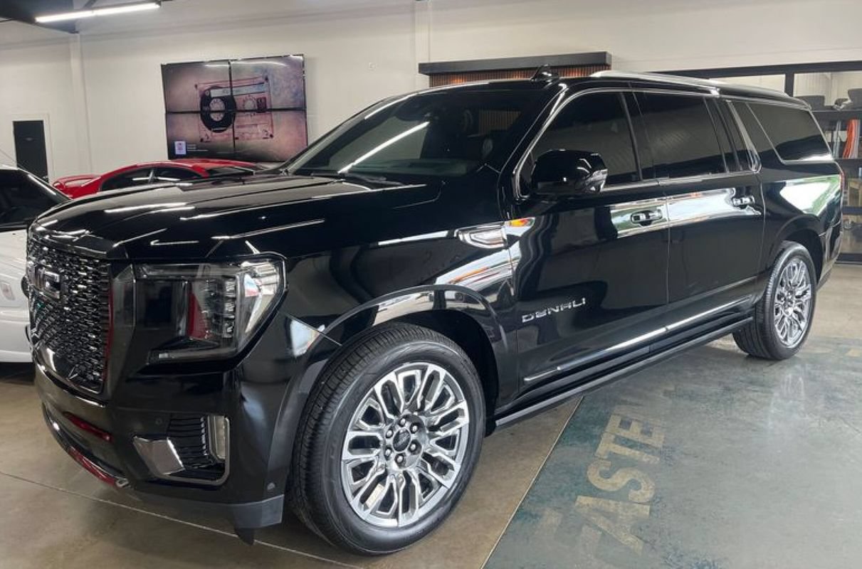 Used 2023 GMC Yukon XL Denali Ultimate AWD/4WD image 1