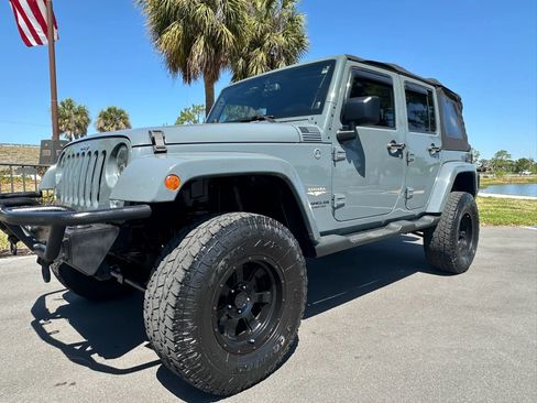 Used 2014 Jeep Wrangler Unlimited Sahara w/ Connectivity Group AWD/4WD image 5