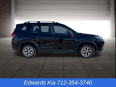 Used 2024 Subaru Forester Premium image 2