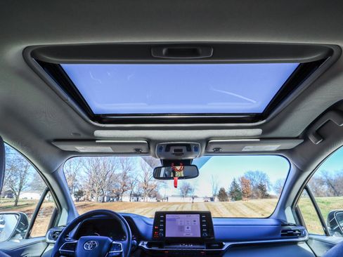 Used 2023 Toyota Sienna XLE image 6