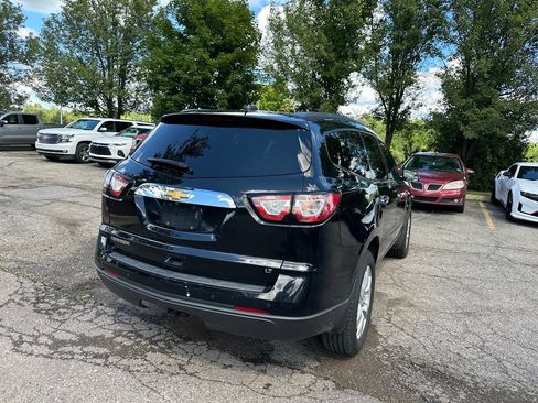Used 2017 Chevrolet Traverse LT w/ Style and Technology Package FWD image 4