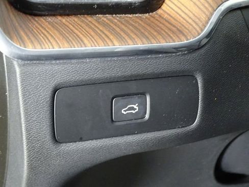 Used 2023 Volvo XC60 B5 Plus image 29