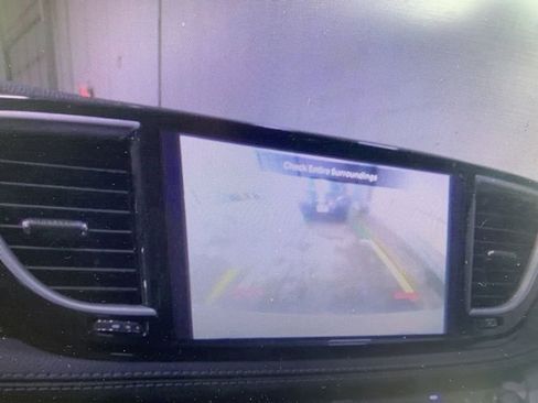 Used 2023 Chrysler Pacifica Limited image 9