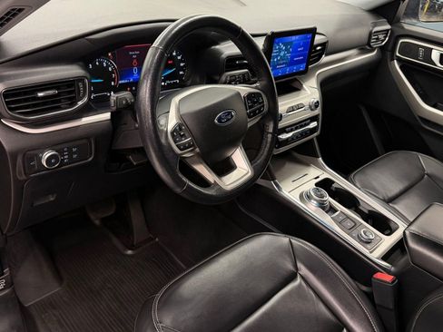 Used 2021 Ford Explorer XLT w/ Equipment Group 202A image 3