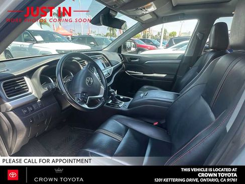 Used 2019 Toyota Highlander SE FWD image 3