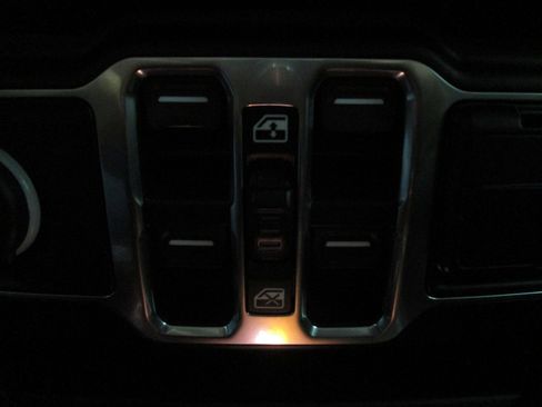 Used 2022 Jeep Wrangler Unlimited Sahara image 16