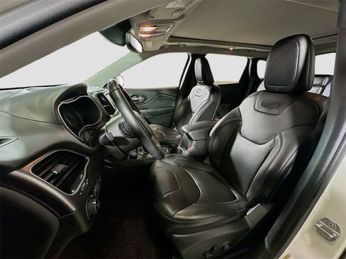 Used 2019 Jeep Cherokee Overland w/ Technology Group image 23