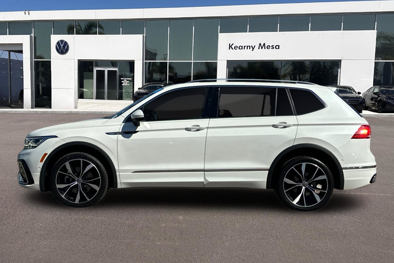 Used 2022 Volkswagen Tiguan SEL R-Line AWD/4WD image 7