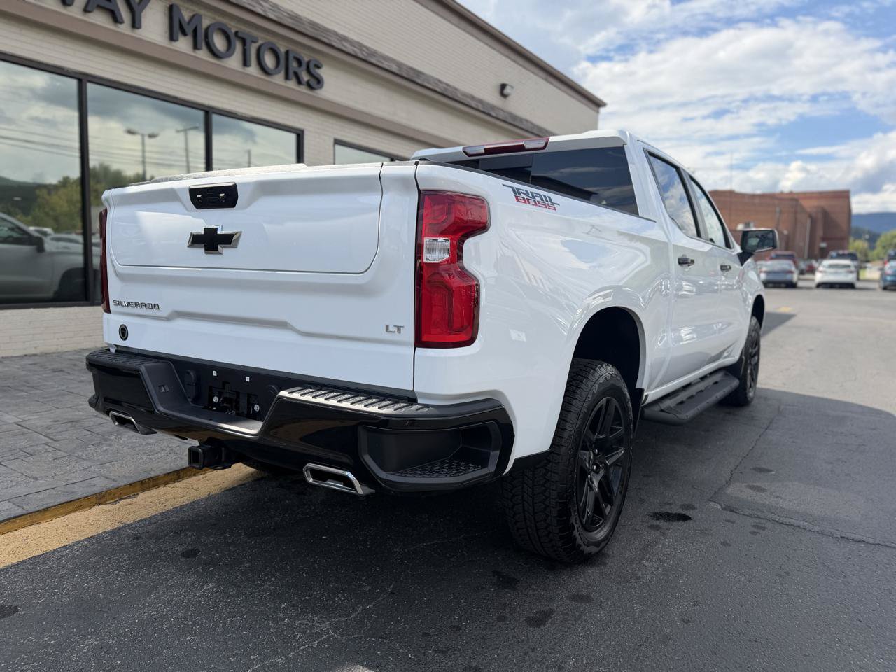 Used 2025 Chevrolet Silverado 1500 LT Trail Boss w/ Convenience Package II AWD/4WD image 3