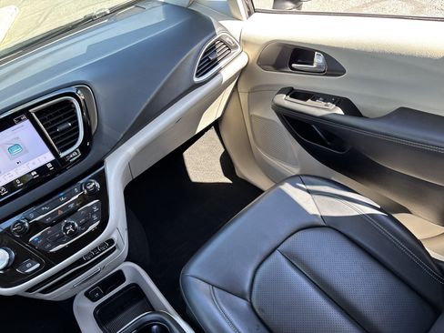 Used 2023 Chrysler Pacifica Touring-L image 15