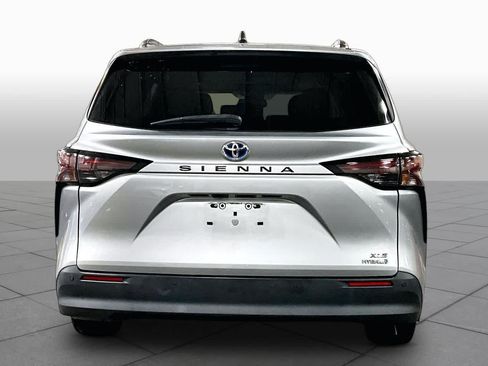 Used 2024 Toyota Sienna XLE FWD image 5