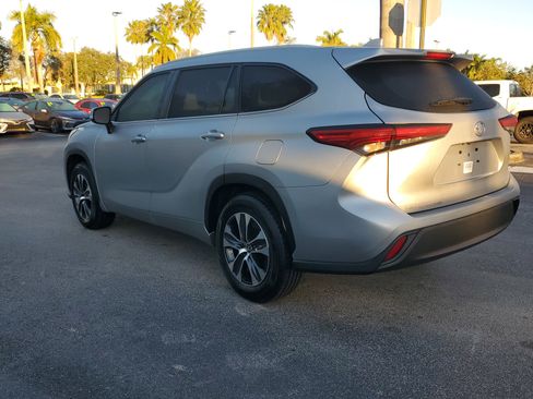 Used 2023 Toyota Highlander XLE image 6