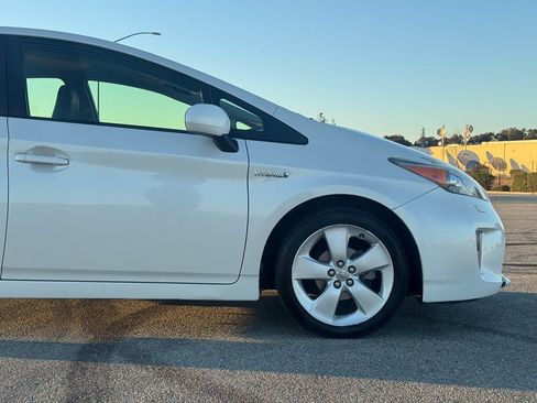Used 2015 Toyota Prius Five image 9