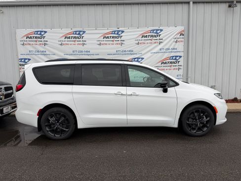 New 2026 Chrysler Pacifica Select image 2