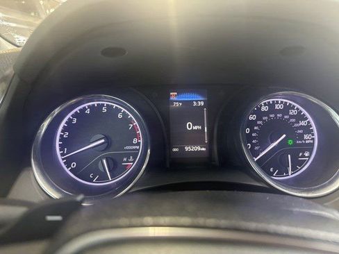 Certified 2020 Toyota Camry SE image 3