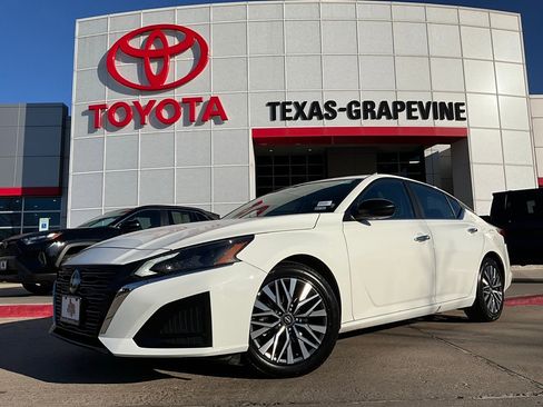 Used 2025 Nissan Altima 2.5 SV image 2